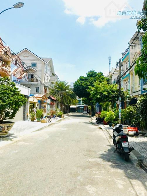 Bán Biệt Thự Tên Lửa, 300m2, 15x20m, 3 Tầng, 5PN, có hồ bơi, full nội thất, năng lượng MT - 1