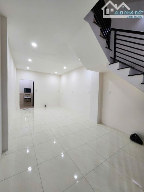 6.6 tỷ 65m2 ngay nhà ga T3 trệt 2 lầu đúc thông đường mới C12 - 1