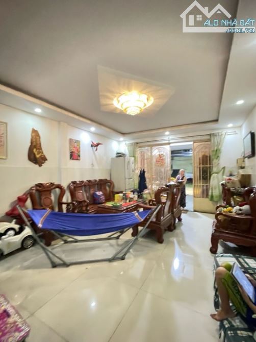 BÁN NHÀ 2 TẦNG - DT KHỦNG - HXH - KHÔNG BỊ LỘ GIỚI - GIÁ TỐT - P.BHH, BÌNH TÂN - 2