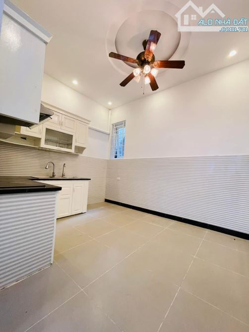 Bán Nhà Trịnh Công Sơn -Tây Hồ 50m2 -3Tầng-MT4.1m-Giá 9tỷ Vài Bước Chân Ra Phố Đi Bộ - 2