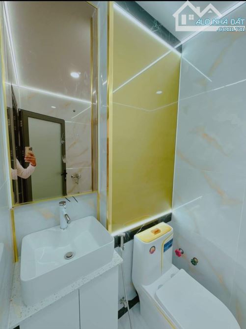 Bán nhà Lê Văn Sỹ Q3 , 1 trệt 2 lầu ,HD thuê 12tr / tháng , hỗ trợ vay bank 44m2 giá 3 tỷ - 2