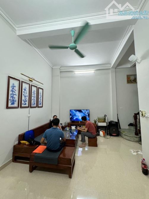 Nhà tự xây, ngõ 40 Phan Đình Giót, sổ 64m2,gần oto, ngõ SH quay đầu. Bán gấp 11 tỷ - 2