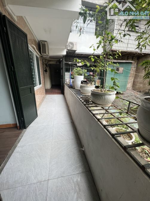 Bán tập thể tầng 2, ngõ 120 Hoàng Quốc Việt, Cầu Giấy: 120m, 3 ngủ. 110tr/m - 2