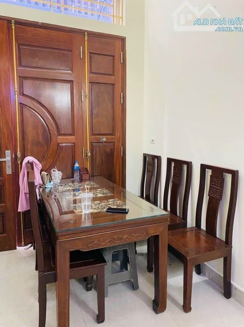 Cho thuê căn nhà 30m2, 2 phòng ngủ gần Hoàng quốc việt, ô tô vào tận nhà. - 2