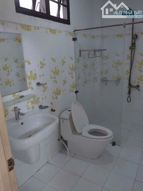 Cho thuê nhà 3 tầng MT Dương Quảng Hàm . DT 5x27m. Giá 35 triệu/tháng - 2