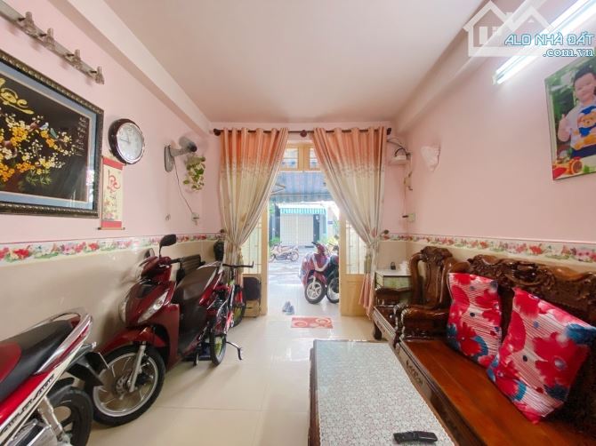 CMT8. Q10. Trước nhà 10m rộng. Nhà 4 tầng BTCT y hình. Hoàn công đủ. Chỉ 6,x tỷ. - 2