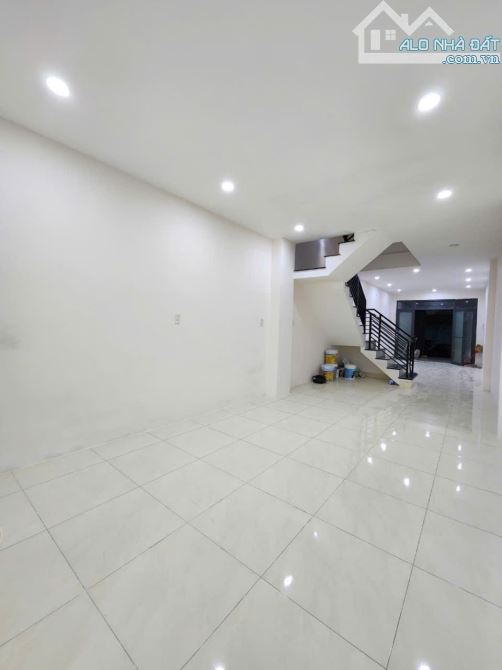 6.6 tỷ 65m2 ngay nhà ga T3 trệt 2 lầu đúc thông đường mới C12 - 2