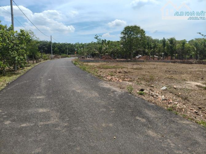 BÁN 1200M2 NGANG 40M, ĐƯỜNG NHỰA 6M THÔNG, KHU DÂN CƯ, CO 300TC GIÁ 1.5TI - 3