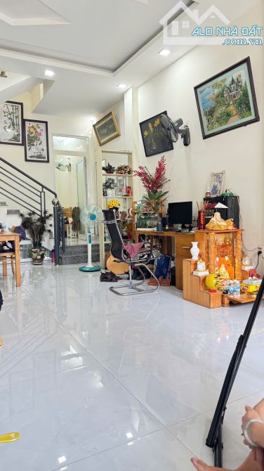 BÁN NHÀ 3 TẦNG, HẺM THÔNG PHÙNG HƯNG, CÁCH BIỂN 700M, GIÁ 3 TỶ 650. - 3