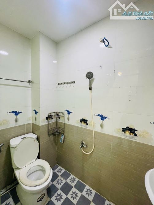 Bán nhà nguyễn văn cừ quận 1- trệt lầu còn mới- 1căn ra mặt tiền- shr hoàn công đủ- 1 tỷ x - 3