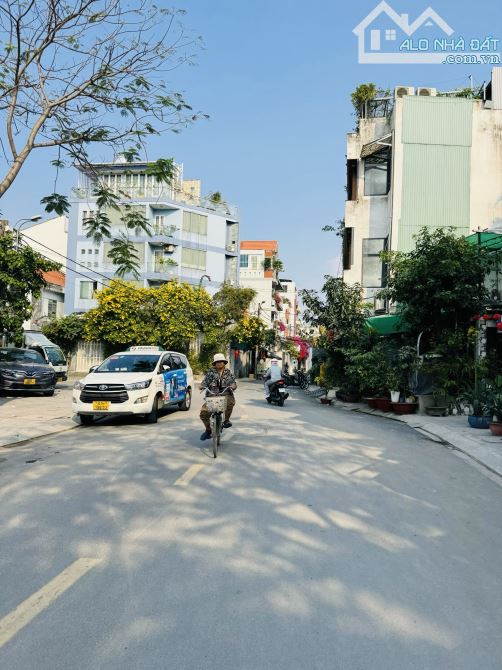 CĂN GÓC SIÊU HIẾM CÓ BAN CÔNG RỘNG MẶT TIỀN ĐƯỜNG SỐ TRỤC LỚN 2 Ô TÔ  NÉ THOẢI MÁI - CHỈ 1 - 3