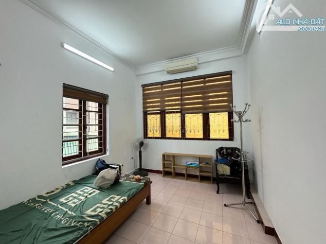Nhà tự xây, ngõ 40 Phan Đình Giót, sổ 64m2,gần oto, ngõ SH quay đầu. Bán gấp 11 tỷ - 3