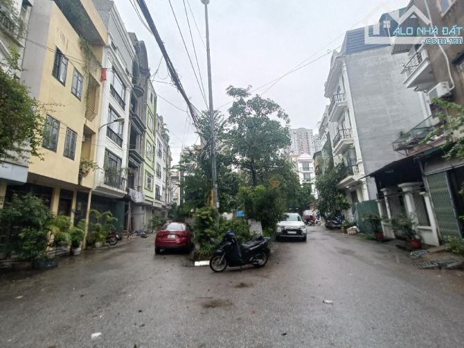 Bán Gấp liền kề phân lô sát KĐT Văn Phú , Vỉa Hè , Dân xây chắc chắn , 50m2 , Nhà 5 Tầng - 3