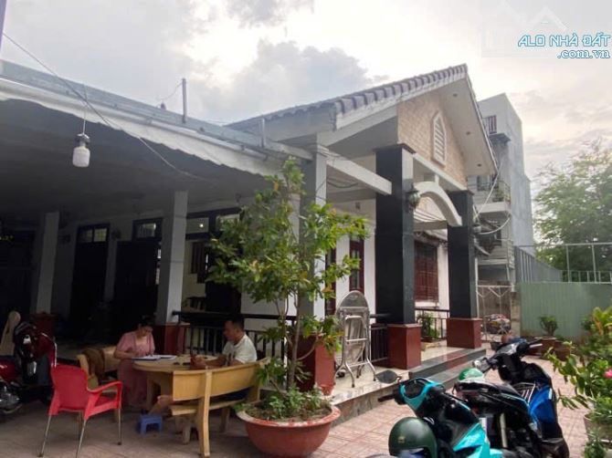 BÁN BIỆT THỰ TẶNG DÃY TRỌ CÓ THU NHẬP - 409m2 - HẺM XE HƠI - 24 TỈ - 3