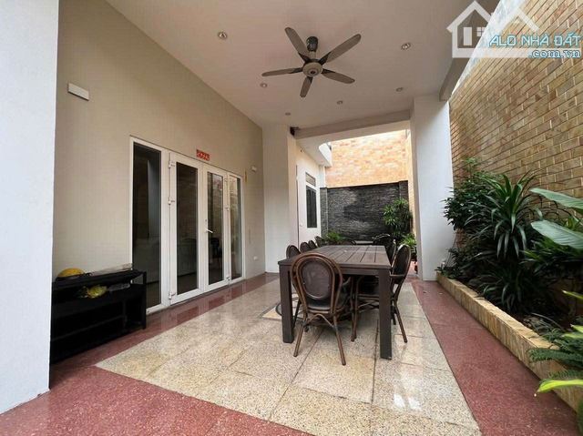 BIỆT THỰ ĐẲNG CẤP 313M2 - DIỆN TÍCH RỘNG Ở SƯỚNG - MẶT NGÕ ÔTÔ TRÁNH - GIÁ ĐẦU TƯ - - 3