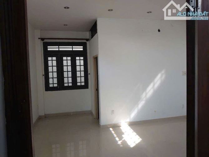 Cho thuê nhà 3 tầng MT Dương Quảng Hàm . DT 5x27m. Giá 35 triệu/tháng - 3