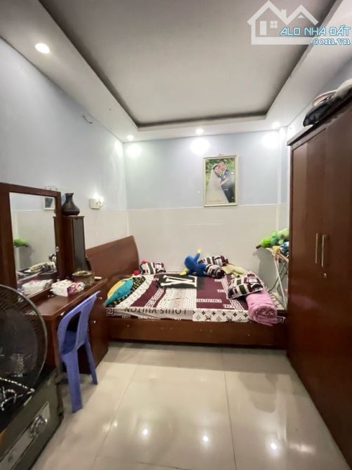 BÁN NHÀ 2 TẦNG - DT KHỦNG - HXH - KHÔNG BỊ LỘ GIỚI - GIÁ TỐT - P.BHH, BÌNH TÂN - 4