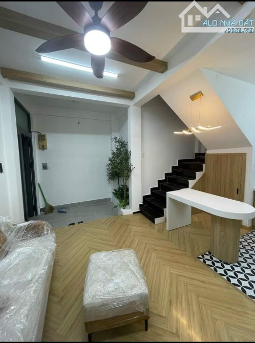 Q5- Nhà 1 Trệt 2 Lầu, 50m2 hẻm oto sổ sẵn đường Trần Bình Trọng giá 3 tỷ 150 - 4