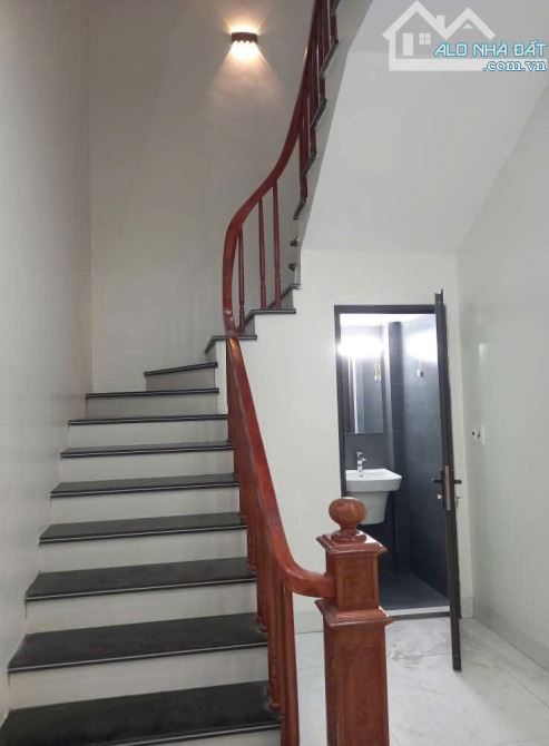 BÁN NHÀ XÂY MỚI 3,5 TẦNG NGÕ CÁCH MẶT ĐƯỜNG KÊNH  30M - 4