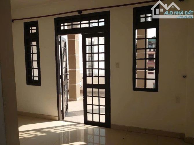 Cho thuê nhà 3 tầng MT Dương Quảng Hàm . DT 5x27m. Giá 35 triệu/tháng - 4