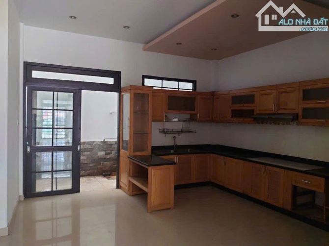 Cho thuê nhà 3 tầng MT Dương Quảng Hàm . DT 5x27m. Giá 35 triệu/tháng - 5