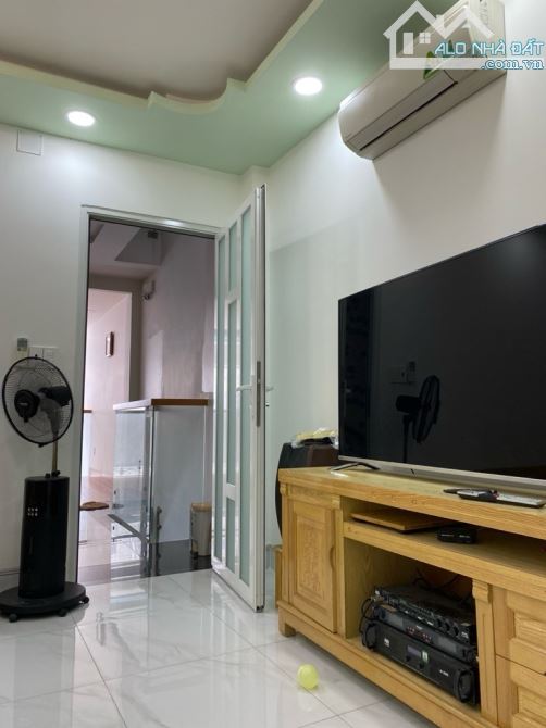 NHÀ TÂN BÌNH CÓ THANG MÁY 4x14M GIÁ 8,4 TỶ TẠI PHẠM VĂN CHIÊU PHƯỜNG 15 NHÀ 5 TẦNG 5 PHÒNG - 6