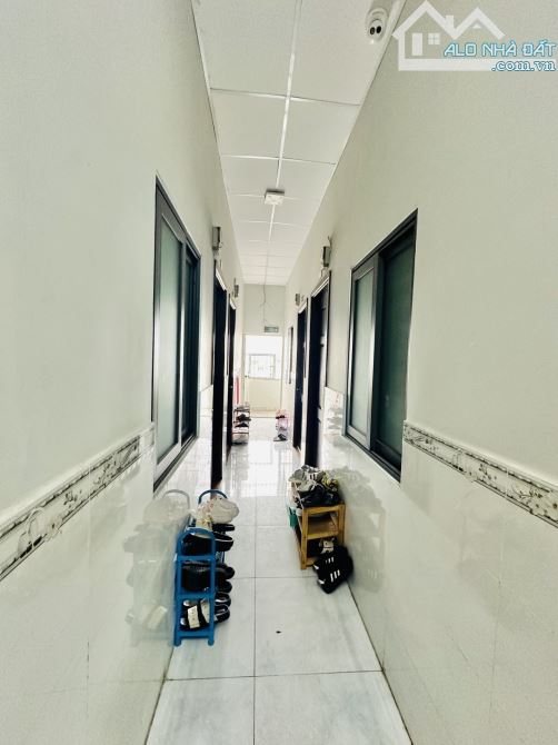 Bán gấp CHDV dòng tiền 200tr/tháng. 180m2. 8 tầng. 54 phòng. Ngay CV Lê Thị Riêng. Q10 - 6