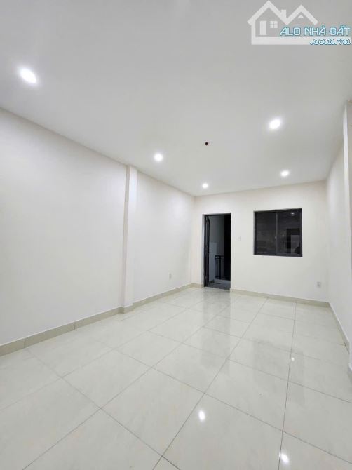 6.6 tỷ 65m2 ngay nhà ga T3 trệt 2 lầu đúc thông đường mới C12 - 6
