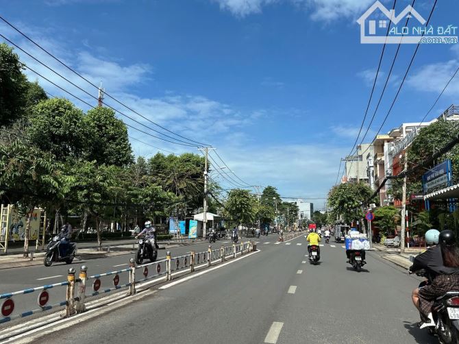 Nhà phố 5 lầu ngang 5m hẻm 380 Nguyễn Văn Khối DTSD 170m2 tặng NT gần CV chỉ 7 tỷ xíu. - 7