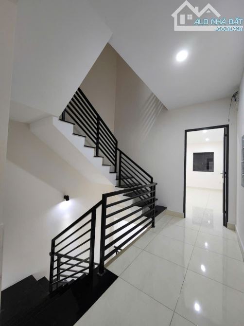 6.6 tỷ 65m2 ngay nhà ga T3 trệt 2 lầu đúc thông đường mới C12 - 7