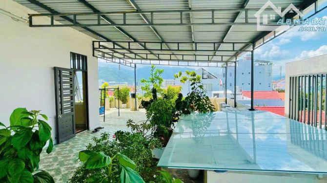 Bán toà căn hộ mặt tiền thích quảng đức vcn phước hải ngang 6m - 8