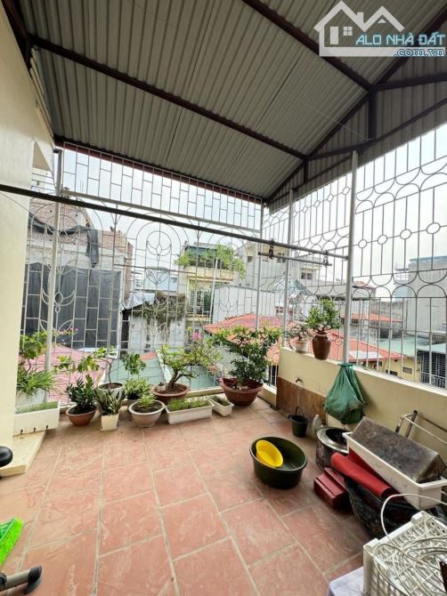 Nhà tự xây, ngõ 40 Phan Đình Giót, sổ 64m2,gần oto, ngõ SH quay đầu. Bán gấp 11 tỷ - 8