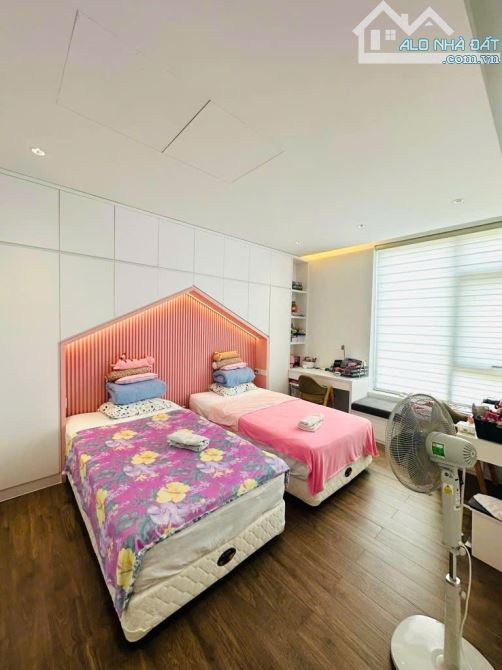 Bán Biệt Thự Tên Lửa, 300m2, 15x20m, 3 Tầng, 5PN, có hồ bơi, full nội thất, năng lượng MT - 8