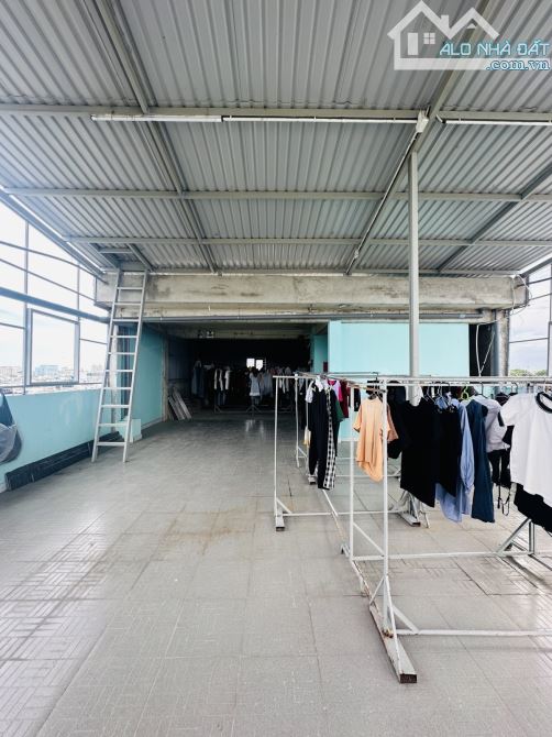 Bán gấp CHDV dòng tiền 200tr/tháng. 180m2. 8 tầng. 54 phòng. Ngay CV Lê Thị Riêng. Q10 - 8