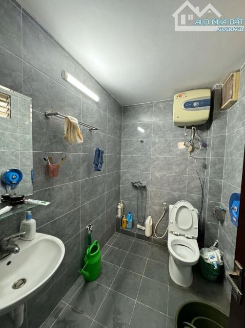 Nhà tự xây, ngõ 40 Phan Đình Giót, sổ 64m2,gần oto, ngõ SH quay đầu. Bán gấp 11 tỷ - 9