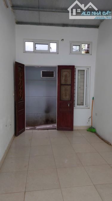 Rẻ nhất tại Tân Mai - Hoàng Mai 30m2 nhà c4 3 mặt thoáng cách mặt ngõ 20m chỉ 3.5 tỷ