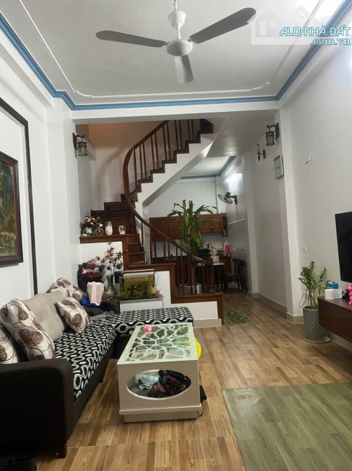 Cho thuê nhà 4 tầng khu TĐC Giang Biên, sẵn nội thất đến ở luôn, DT 43m², giá 10tr/tháng