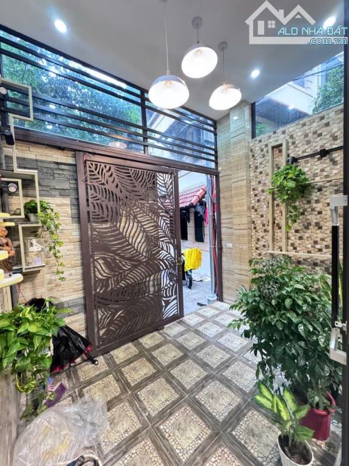 BÁN NHÀ PHỐ NGUYỄN VĂN CỪ – 52M² – MẶT TIỀN 6.5M – 5 TẦNG – Ô TÔ ĐỖ CỬA – GIÁ 11.8 TỶ