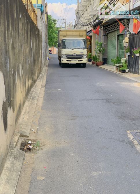 Dãy biệt thự 5 căn 4 tầng 7m x 12m đường Nguyễn Văn Quá nhỉnh 8 tỷ