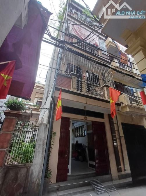 Cho thuê nhà ngõ ba gác phố Đại Từ Hoàng Mai 34m x 3 tầng, giá 9tr/tháng