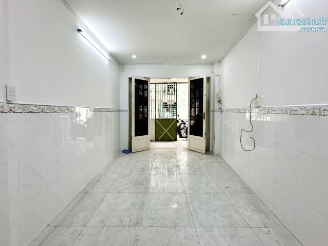 Ngay Vòng xoay Ngã 7. Q10. 42m2. 2 tầng. 2 mặt hẻm thông thoáng. Chỉ 6 tỷ TL