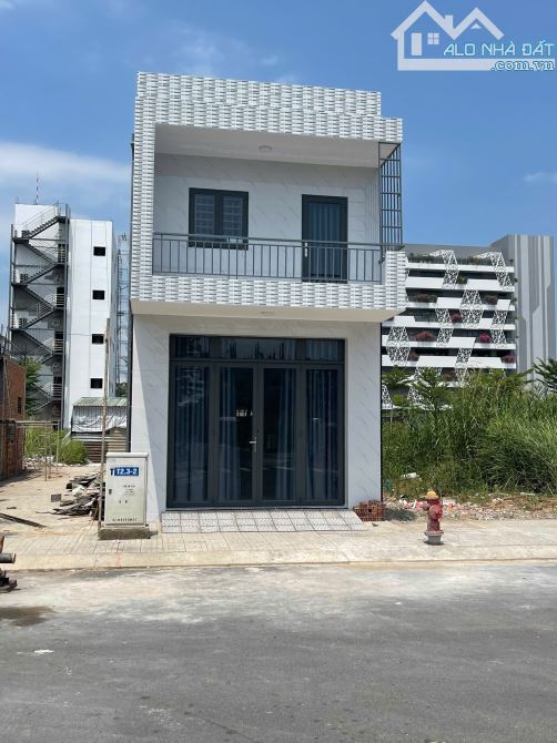 Nhà mới mặt tiền cạnh đh FPT ở hay làm văn phòng đều tiện
