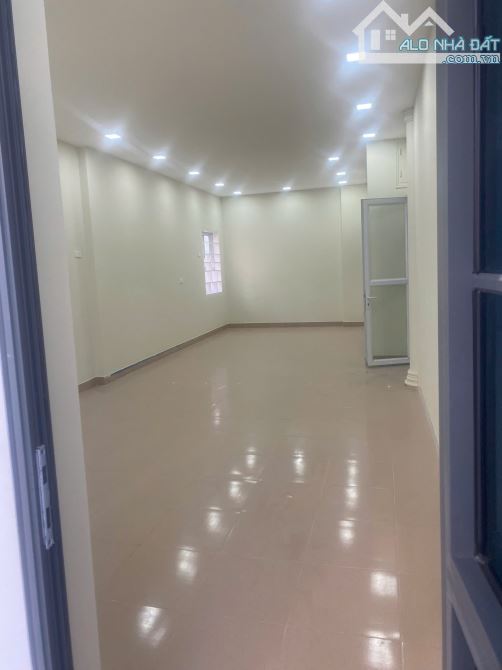 Cho thuê nhà 7 tầng thang máy ngõ 279 Đội Cấn mới đẹp làm vp, kinh doanh