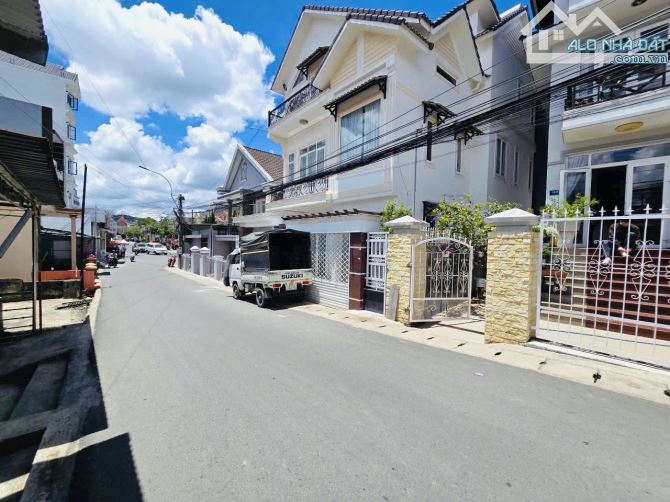 HẠ 2TỶ CHO CĂN VILLA SÂN VƯỜN NGAY GẦN CHỢ CHO LĂNG P9 ĐÀ LẠT NGANG 9.5M