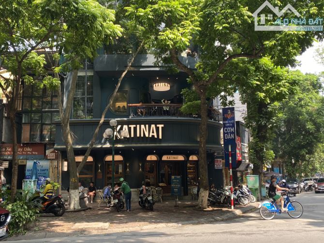 Cho thuê nhà MP Bà Triệu 130m2 x 3T, Lô góc 2 MT, Thông sàn, Vị trí đẹp, Giá thuê 390tr
