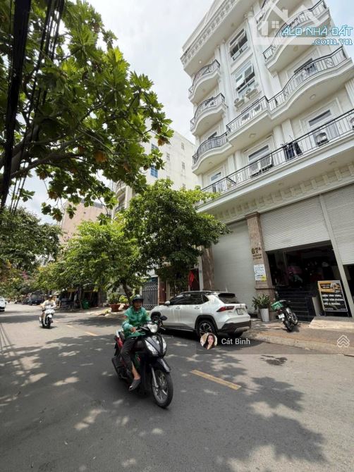 95 tỷ giảm về 89 tỷ, bán CHDV MT đường số 85 , Quận 7, DT 10 x 25m, HĐT 270 triệu/tháng