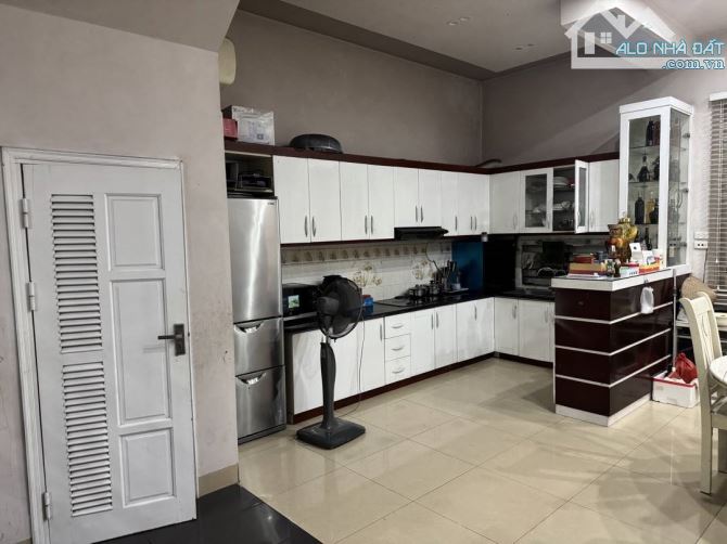 Bán biệt thự đường Huỳnh Văn Nghệ, Long Biên, 152m2, mặt tiền 8m, giá 37,9 tỷ