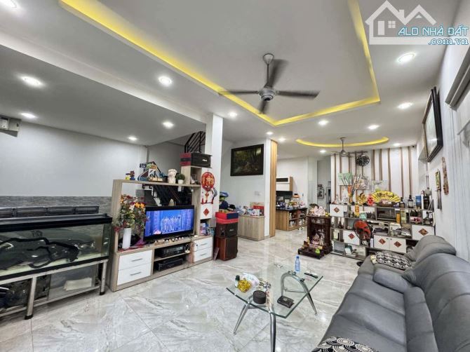 Giảm 1,5 tỷ. Bán nhà 135m2, 3 tầng, gara ô tô, HXH Kha Vạn Cân, Linh Đông, pháp lý chuẩn.