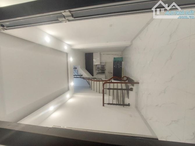 Hoàng Cầu 30m tới chung cư Tân Hoàng Minh giá hơn 5 tỷ. ACE phải thật nhanh ạ