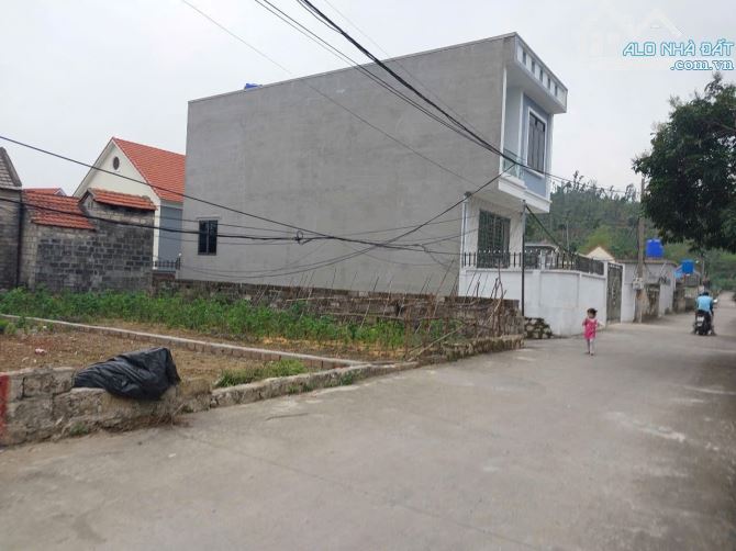 BÁN LÔ ĐẤT 2 MẶT TIỀN TẠI LIÊN KHÊ - KINH DOANH 📍 Đường 5m, ô tô tránh nhau 🛣️ Cách đườn - 1